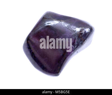 Deep purple avec le manganèse sugilite tumbled stone en provenance d'Afrique du Sud isolé sur fond blanc Banque D'Images