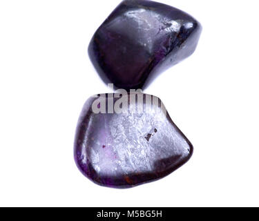 Deep purple avec le manganèse sugilite tumbled stone en provenance d'Afrique du Sud isolé sur fond blanc Banque D'Images