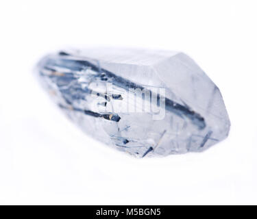 Quartz bleu point avec inclusions de tourmaline Brésil isolé sur fond blanc Banque D'Images