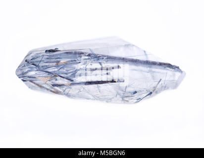 Quartz bleu point avec inclusions de tourmaline Brésil isolé sur fond blanc Banque D'Images