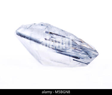 Quartz bleu point avec inclusions de tourmaline Brésil isolé sur fond blanc Banque D'Images