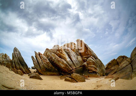 Haut de pierre sur plage de Mui Ne, Phan Thiet, Binh Thuan, Vietnam Banque D'Images