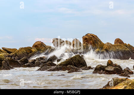 Haut de pierre sur plage de Mui Ne, Phan Thiet, Binh Thuan, Vietnam Banque D'Images