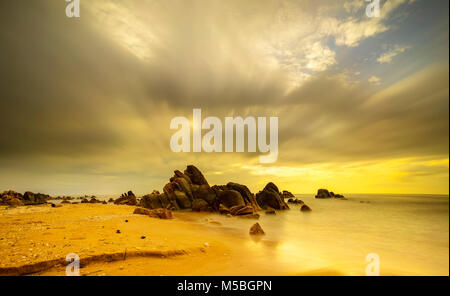 Haut de pierre sur plage de Mui Ne, Phan Thiet, Binh Thuan, Vietnam Banque D'Images