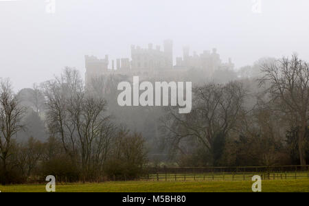 Château de Belvoir sur un matin brumeux dans le Leicestershire, près de Grantham, England, Royaume-Uni Banque D'Images