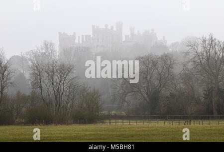 Château de Belvoir sur un matin brumeux dans le Leicestershire, près de Grantham, England, Royaume-Uni Banque D'Images