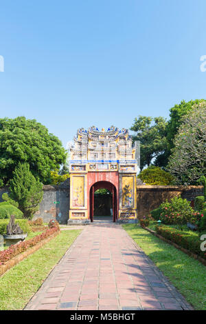 La Porte jaune décoratif menant à l'intérieur du temple Mieu la citadelle impériale, Hue, Vietnam Banque D'Images