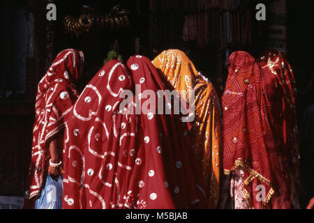 Les femmes portant des dupattas à Pushkar fair, Ajmer, Rajasthan, Inde Banque D'Images