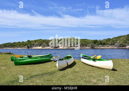 Plusieurs kayaks sur une pelouse près de la lagune de Goukamma près de Knysna sur la Garden Route en Afrique du Sud Banque D'Images