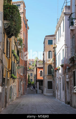 Venise, Italie - 13 août 2016 : les touristes sur la rue étroite du centre historique de Venise, San Marco Banque D'Images