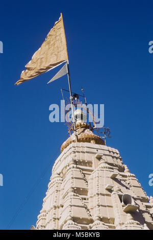 Safran en drapeau sur le toit, temple Mahakaleshwar Ujjain, Madhya Pradesh, Inde Banque D'Images