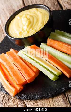 Sauce trempette crémeuse au fromage frais avec le céleri et les carottes sur la table verticale. Banque D'Images