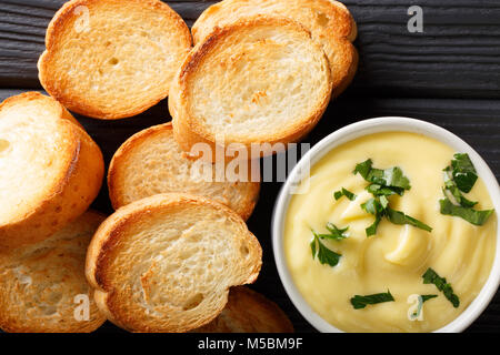 Sauce Trempette de fromage avec du pain grillé sur la table. haut horizontale Vue de dessus Banque D'Images