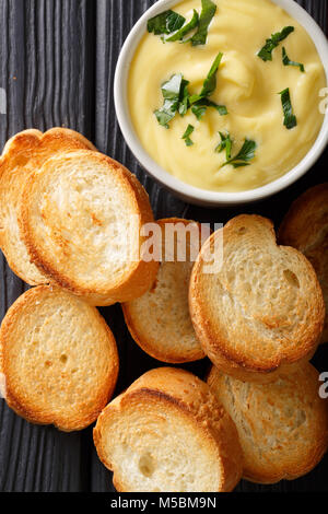 Sauce Trempette de fromage avec du pain grillé sur la table. Haut Vertical Vue de dessus Banque D'Images