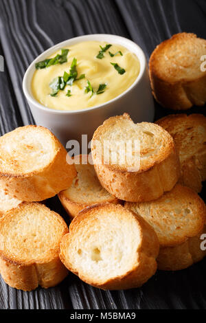 De pain grillé et de la sauce au fromage sur la table verticale. Banque D'Images