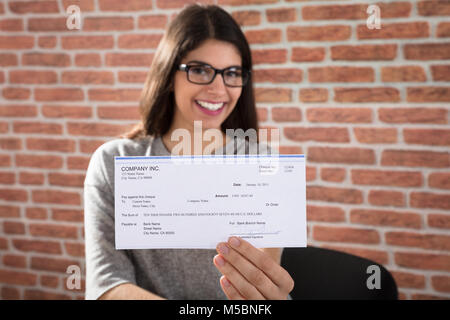 Close-up of a Smiling Woman montrant le contrôle de Compagnie Banque D'Images