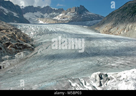 Le glacier du Rhône en Suisse centrale. Ci-dessous le glacier est protégé par la fonte d'une bâche blanche. Sur l'horizon l'Tieralpistock Banque D'Images