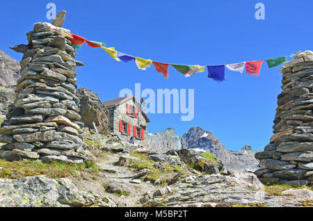 Un refuge de montagne, suisse, Valsorey élevée dans les Alpes, avec des drapeaux de prière tibetains strung out Banque D'Images