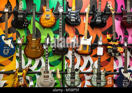 Genova, Italie - 3 décembre 2017 : Semi-acoustique guitares électriques à corps creux en exposition dans un magasin de musique, Genova, Italie Banque D'Images