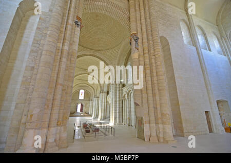 La nef de l'abbaye de Fontevraud montrant les tombeaux de Henri II d'Angleterre, sa reine Aliénor d'Aquitaine et de Richard Coeur de Lion Banque D'Images