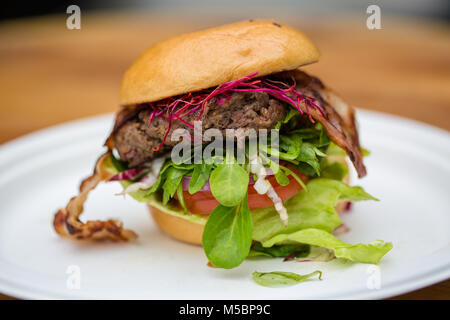 Home made hamburger d'agneau avec des légumes frais et du bacon Banque D'Images