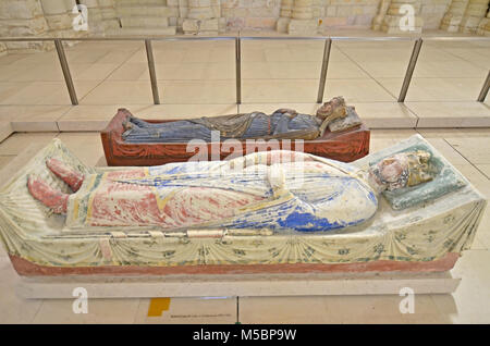 La tombe du roi Richard Coeur de Lion d'Angleterre dans l'abbaye de Fontevraud en regard de la reine Isabelle d'Angleterre Banque D'Images