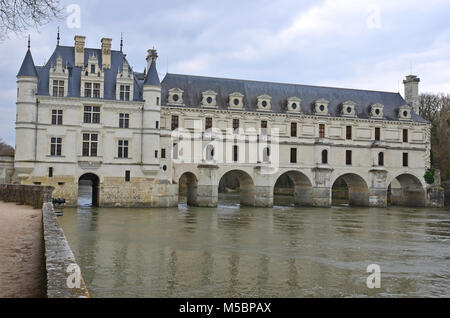 La façade ouest de la renaissance chateau de Chenonceau avec sa célèbre galerie traversant la rivière cher, en France Banque D'Images