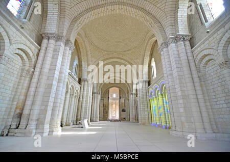 La belle nef de l'abbaye de Fontevraud, avec les tombeaux du roi Henry II d'Angleterre, Richard cœur de lion et Aliénor d'Aquitaine à l'extrémité Banque D'Images