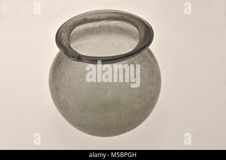 Ancienne cité romaine bol en verre clair presque sphérique avec de grandes lèvres Banque D'Images