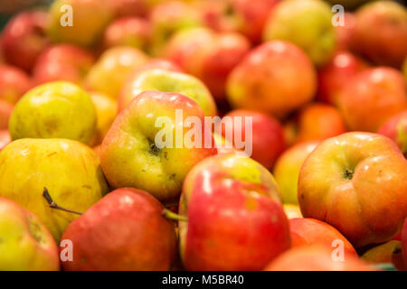 Fresh Yummy tas de pommes dans une échoppe de marché Banque D'Images