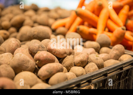 La pomme de terre et carotte fraîche mandarin texture dans le marché. Contexte Banque D'Images