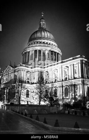 Image en noir et blanc de St Pauls cathdral prises la nuit Banque D'Images