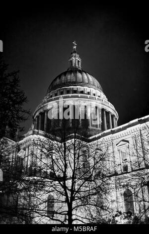 Image en noir et blanc de St Pauls cathdral prises la nuit Banque D'Images