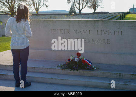 Un visiteur de lire l'inscription sur le monument au Cabaret Rouge Cimetière, France Banque D'Images