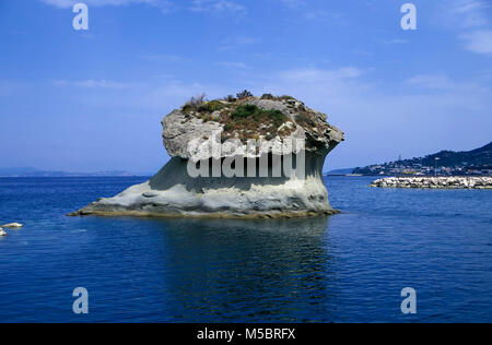 Lacco Ameno, Tuffsteinblock Il Fungo, l'île d'Ischia, Italie, Europe Banque D'Images