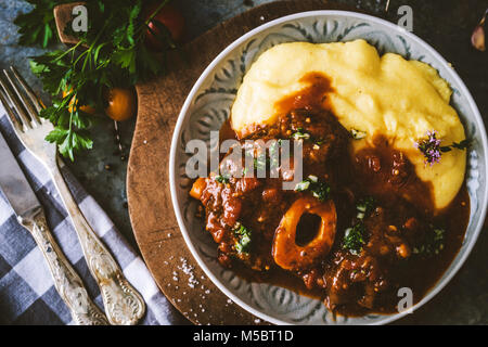 L'osso bucco avec Polenta Ragoût de boeuf Banque D'Images