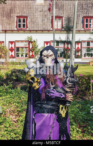 19 avril 2014, les Pays-Bas, Haarzuilens : Evil man avec masque et crâne énorme épée pose au cours de l'Elf Fantasy Fair (une piscine en plein air) Elfia fantasy Banque D'Images