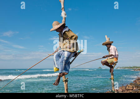 Sri Lanka, l'Asie, échasses, ficherman fisherman, plage, mer Banque D'Images