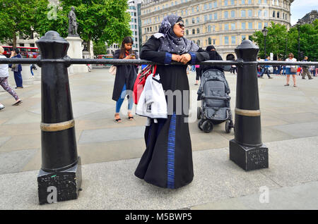 Londres, Angleterre, Royaume-Uni. Les femmes musulmanes à Trafalgar Sqaure Banque D'Images