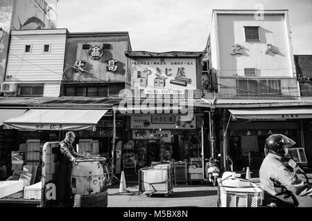 Boutiques dans le marché aux poissons de Tsukiji à Tokyo Banque D'Images