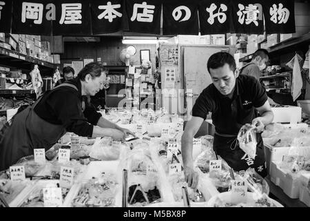 Les vendeurs de poisson au marché aux poissons de Tsukiji à Tokyo Banque D'Images