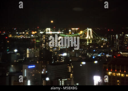 Vue sur le paysage urbain de Tokyo et skyline at night, du haut de la Tour de Tokyo à Tokyo. Banque D'Images