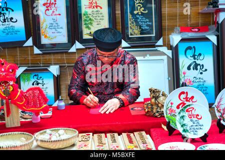 Érudit vietnamien écrit à Calligraphie Calligraphie nouvelle année lunaire festival est une tradition populaire au cours du têt Banque D'Images