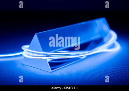 Encore un studio-vie Photographie d'un prisme de verre triangulaire avec éclairage néon bleu abstrait Banque D'Images