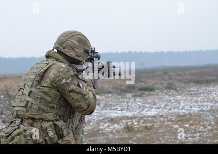 Soldats britanniques avec le Light Dragoons travailler en équipe comme ils mettent en pratique leurs compétences à un éventail sharpshooting près du Bemowo Piskie Domaine de formation, Pologne, le 15 février 2018. Ces soldats sont une partie de l'unique groupe de combat multinationales, composé de États-Unis, Royaume-Uni, croate et soldats roumains qui servent avec la 15e Brigade mécanisée polonaise comme une force de dissuasion dans le nord-est de la Pologne à l'appui de l'OTAN vers l'amélioration de la présence. (Avec la permission de la photo par Tpr Surridge, ministère de la Défense du Royaume-Uni, l'auteur de la couronne) Banque D'Images