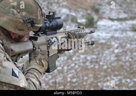 Soldats britanniques avec le Light Dragoons travailler en équipe comme ils mettent en pratique leurs compétences à un éventail sharpshooting près du Bemowo Piskie Domaine de formation, Pologne, le 15 février 2018. Ces soldats sont une partie de l'unique groupe de combat multinationales, composé de États-Unis, Royaume-Uni, croate et soldats roumains qui servent avec la 15e Brigade mécanisée polonaise comme une force de dissuasion dans le nord-est de la Pologne à l'appui de l'OTAN vers l'amélioration de la présence. (Avec la permission de la photo par Tpr Surridge, ministère de la Défense du Royaume-Uni, l'auteur de la couronne) Banque D'Images