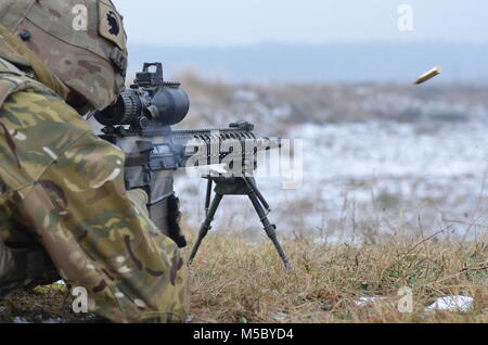 Soldats britanniques avec le Light Dragoons travailler en équipe comme ils mettent en pratique leurs compétences à un éventail sharpshooting près du Bemowo Piskie Domaine de formation, la Pologne, le 15 février 2018. Ces soldats sont une partie de l'unique groupe de combat multinationales, composé de États-Unis, Royaume-Uni, croate et soldats roumains qui servent avec la 15e Brigade mécanisée polonaise comme une force de dissuasion dans le nord-est de la Pologne à l'appui de l'OTAN vers l'amélioration de la présence. (Avec la permission de la photo par Tpr Surridge, ministère de la Défense du Royaume-Uni, l'auteur de la couronne) Banque D'Images