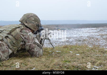 Soldats britanniques avec le Light Dragoons travailler en équipe comme ils mettent en pratique leurs compétences à un éventail sharpshooting près du Bemowo Piskie Domaine de formation, la Pologne, le 15 février 2018. Ces soldats sont une partie de l'unique groupe de combat multinationales, composé de États-Unis, Royaume-Uni, croate et soldats roumains qui servent avec la 15e Brigade mécanisée polonaise comme une force de dissuasion dans le nord-est de la Pologne à l'appui de l'OTAN vers l'amélioration de la présence. (Avec la permission de la photo par Tpr Surridge, ministère de la Défense du Royaume-Uni, l'auteur de la couronne) Banque D'Images