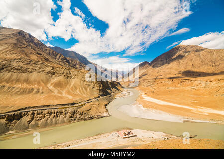 Point de Sangam, confluent de l'Indus et Leh Ladakh Zanskar, rivières, Jammu Cachemire, Inde Banque D'Images