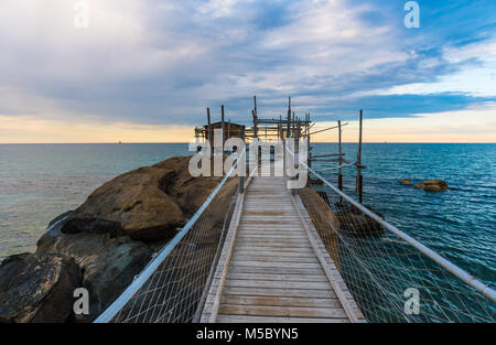 Côte Trabocchi dans la région des Abruzzes (Italie) - L'architecture en bois sur la mer Banque D'Images